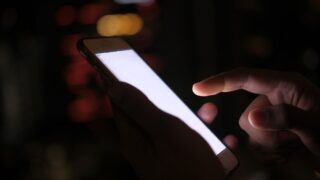 スマホを伏せて置くのは浮気?怪しい変化と安全な確認方法