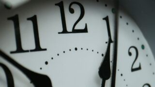 パートナーの残業が増えたのは浮気?怪しい変化と安全な確認方法